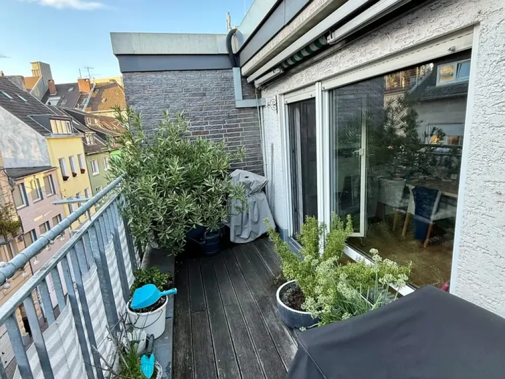 Super central bright 2-room apartment with south-facing balcony and air conditioning