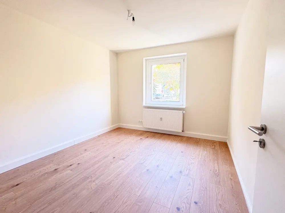 Frisch modernisiert! - Freundliche 2-Raum-Wohnung mit EBK und PKW-Stellplatz!
