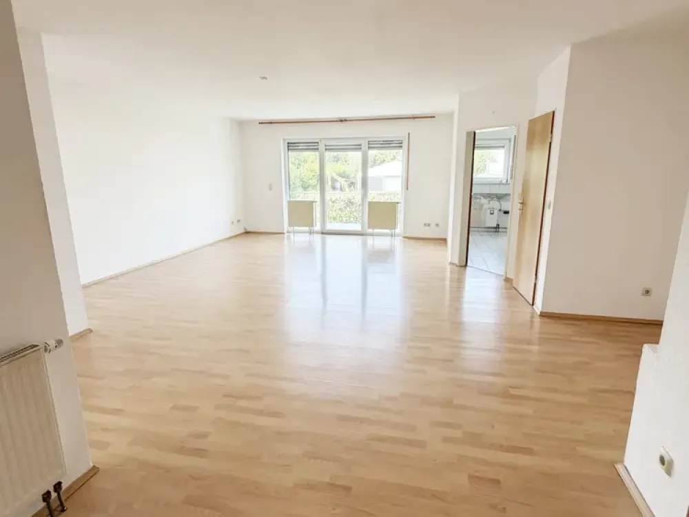 GROßZÜGIGE 4-ZIMMER-WOHNUNG MIT PKW-STELLPLATZ