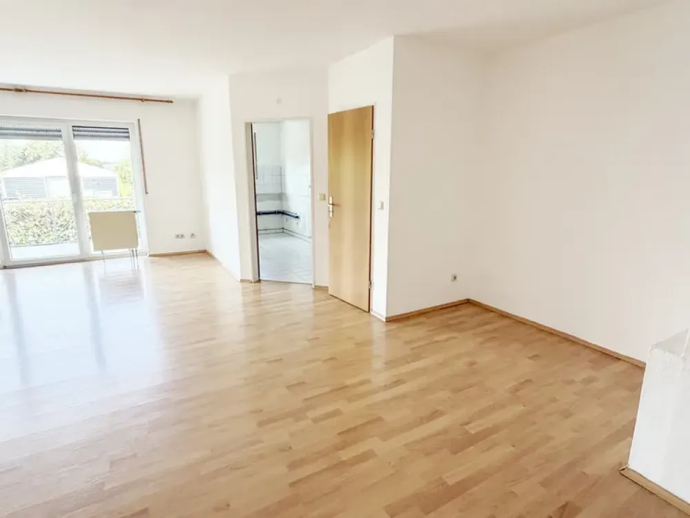 GROßZÜGIGE 4-ZIMMER-WOHNUNG MIT PKW-STELLPLATZ