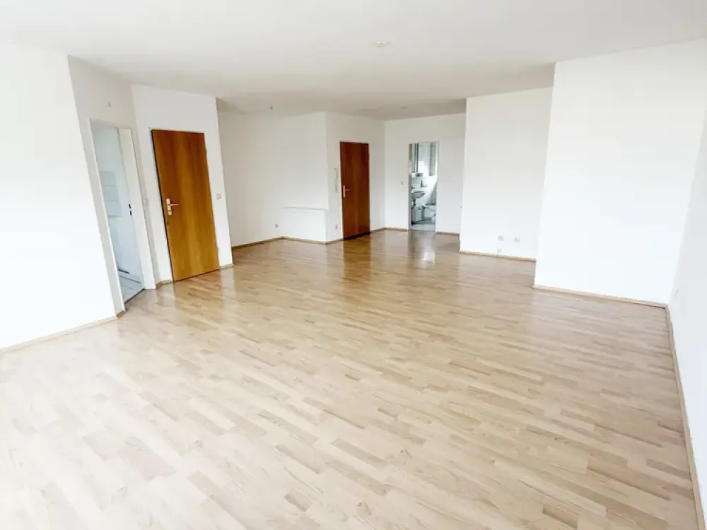GROßZÜGIGE 4-ZIMMER-WOHNUNG MIT PKW-STELLPLATZ