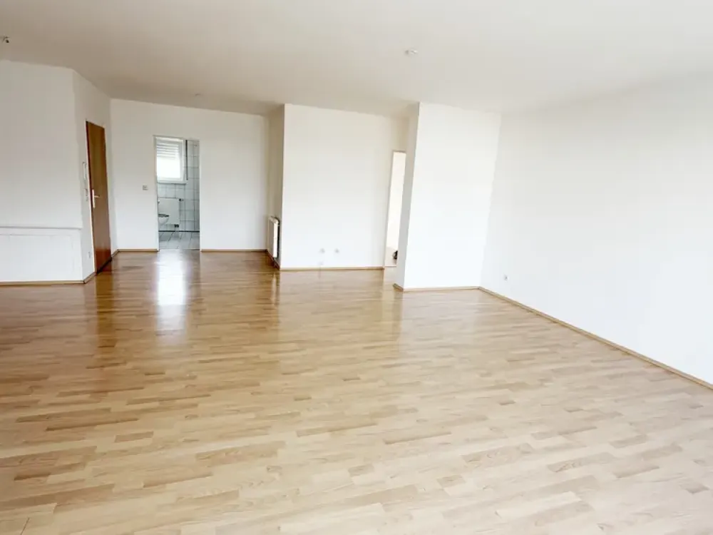 GROßZÜGIGE 4-ZIMMER-WOHNUNG MIT PKW-STELLPLATZ