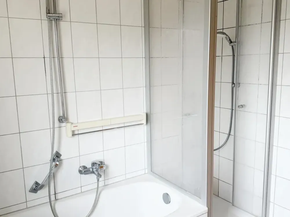 GROßZÜGIGE 4-ZIMMER-WOHNUNG MIT PKW-STELLPLATZ