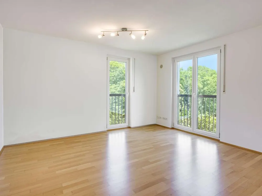 Großzügige 4,5 Zimmer-Wohnung mit lichtdurchfluteten Räumen und direktem Liftzugang