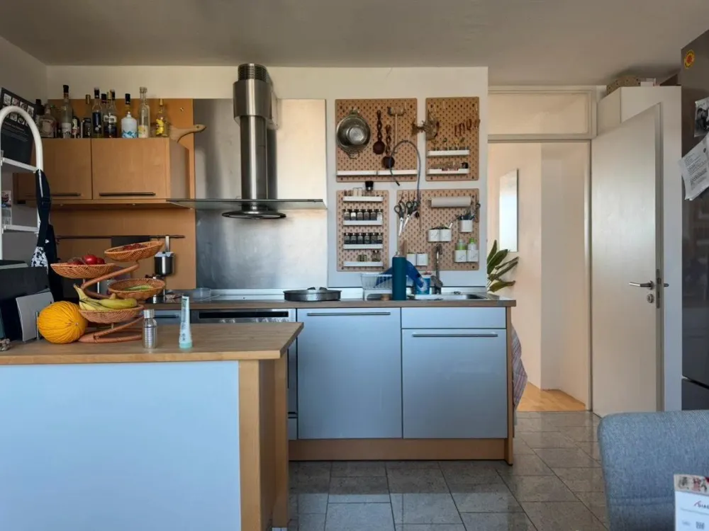 Wunderschöne Helle 2,5 Zimmer Wohnung mit großem Balkon im Grünen