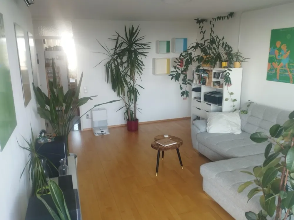 Wunderschöne Helle 2,5 Zimmer Wohnung mit großem Balkon im Grünen