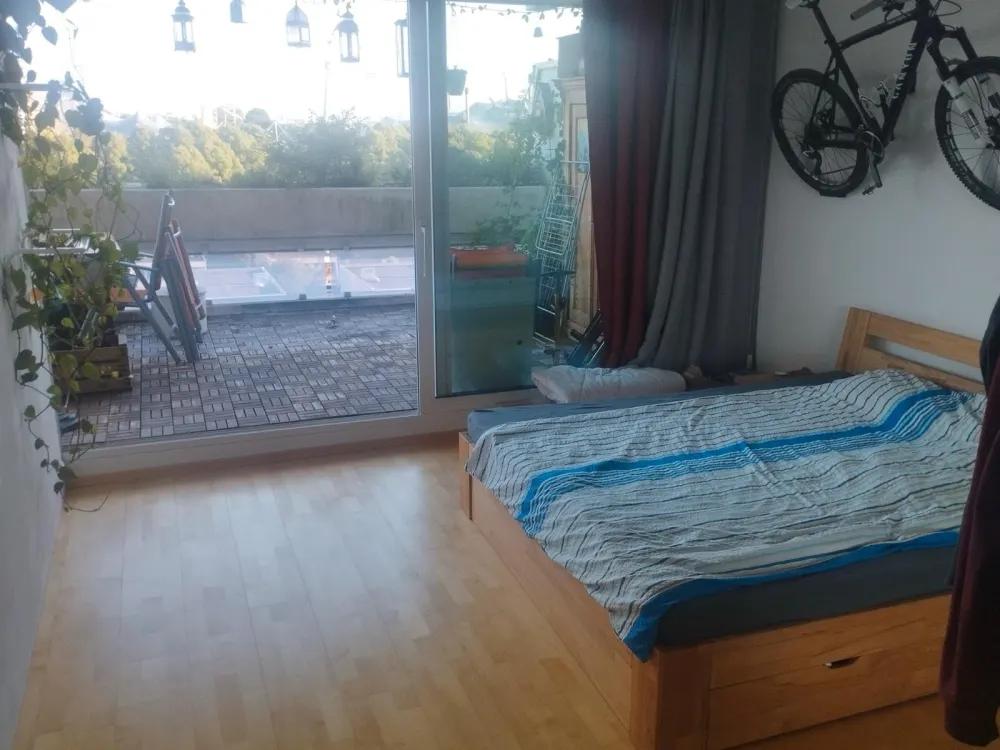 Wunderschöne Helle 2,5 Zimmer Wohnung mit großem Balkon im Grünen