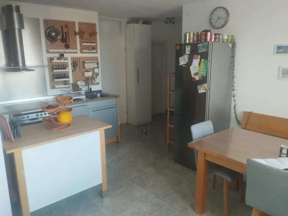 Wunderschöne Helle 2,5 Zimmer Wohnung mit großem Balkon im Grünen