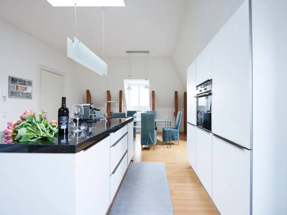 Stilvolle modern ausgestattete Dachgeschosswohnung in Altbauvilla nahe der Alster, Uhlenhorst