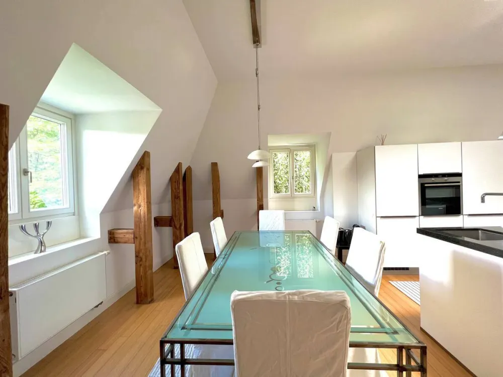 Stilvolle modern ausgestattete Dachgeschosswohnung in Altbauvilla nahe der Alster, Uhlenhorst