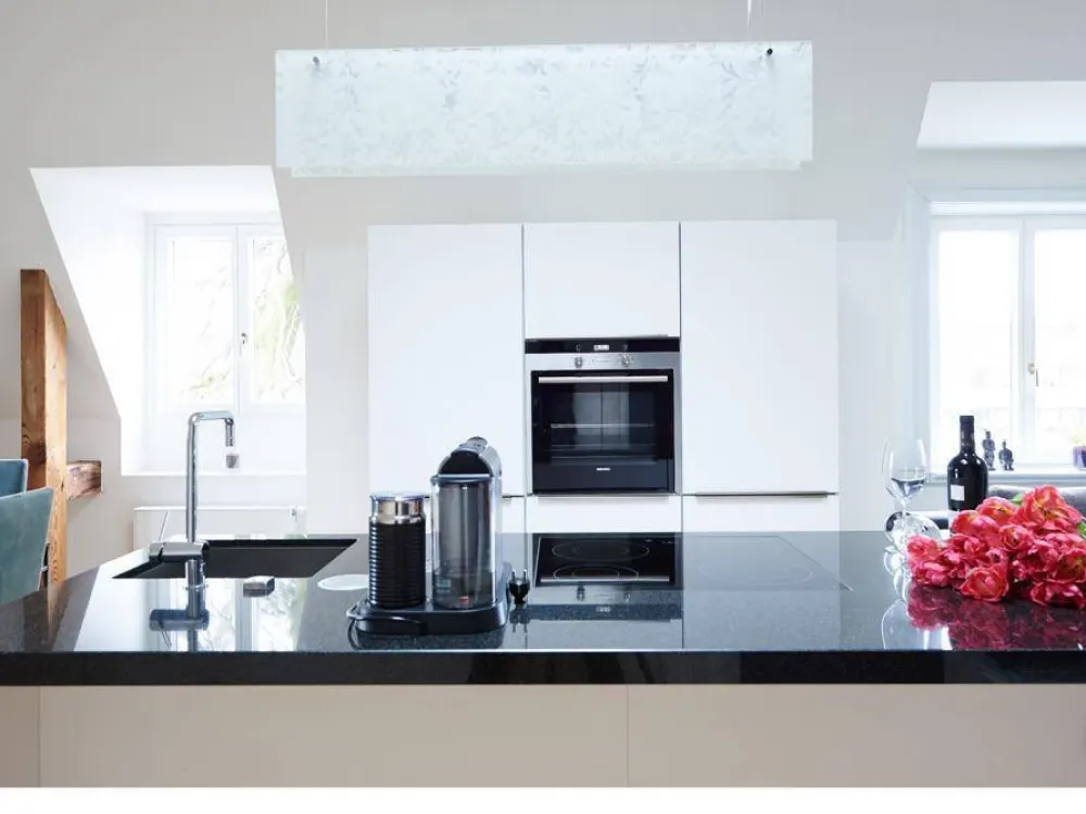 Stilvolle modern ausgestattete Dachgeschosswohnung in Altbauvilla nahe der Alster, Uhlenhorst