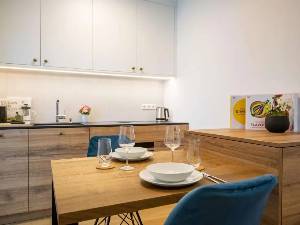 Elegantes Wohnen mit Stil. Möblierte 2-Zimmer-Wohnung mit Balkon.