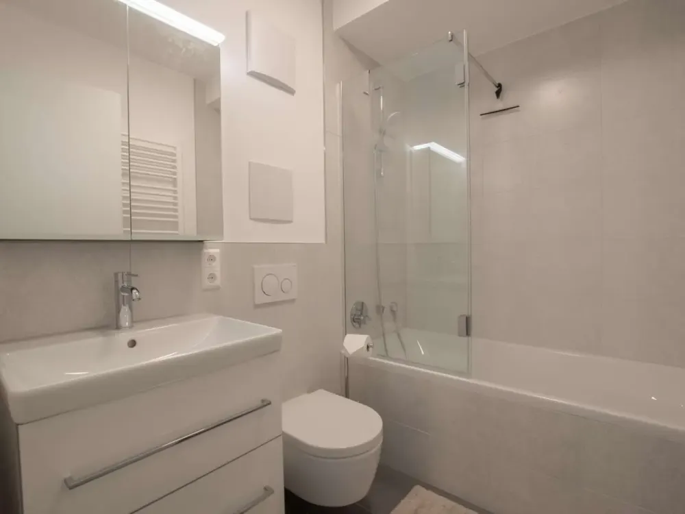 Elegantes Wohnen mit Stil. Möblierte 2-Zimmer-Wohnung mit Balkon.