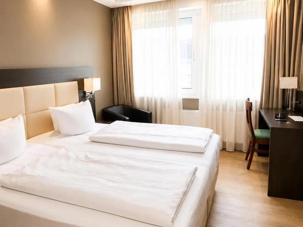 Hotel-Atmosphäre: vollausgestattetes möbliertes ehemaliges Hotelzimmer in Karlsruhe zu vermieten.