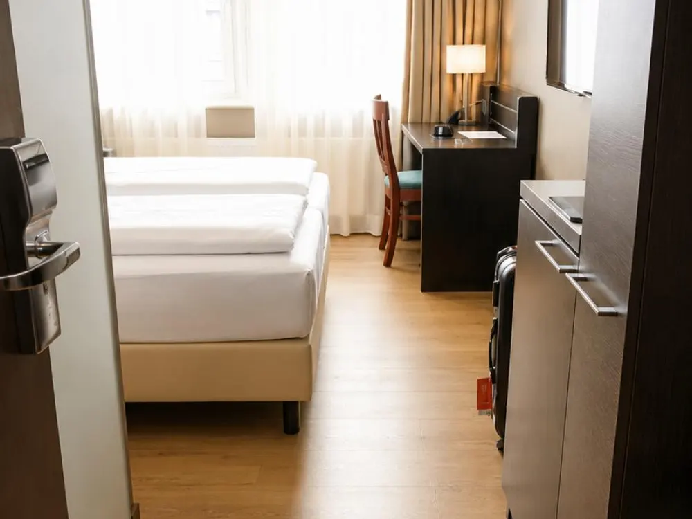Hotel-Atmosphäre: vollausgestattetes möbliertes ehemaliges Hotelzimmer in Karlsruhe zu vermieten.