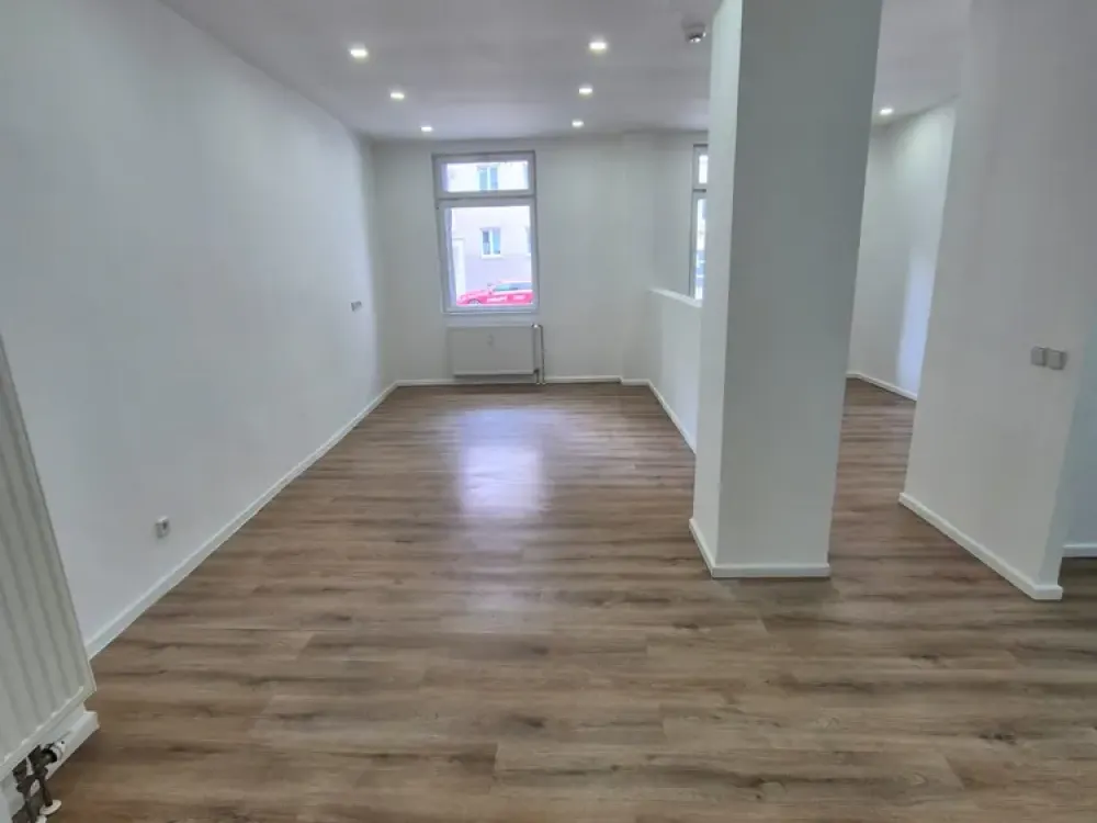 großzügiger offener Grundriss mit Balkon