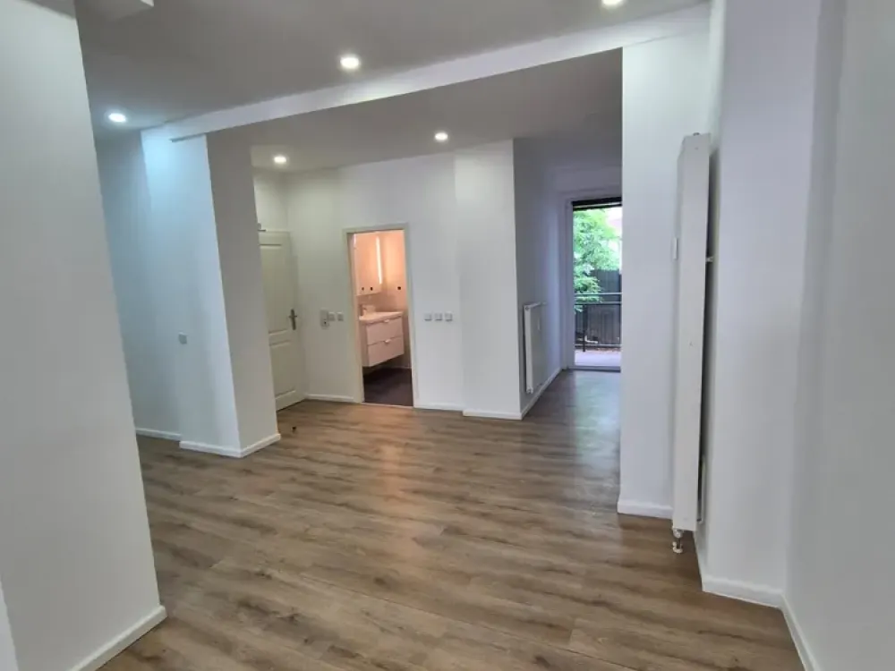 großzügiger offener Grundriss mit Balkon