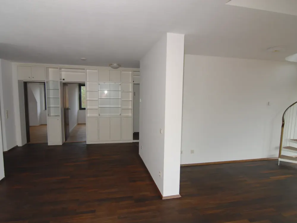 Vollständig renovierte 5-Zimmer-Maisonette-Wohnung mit Balkon in Meerbusch