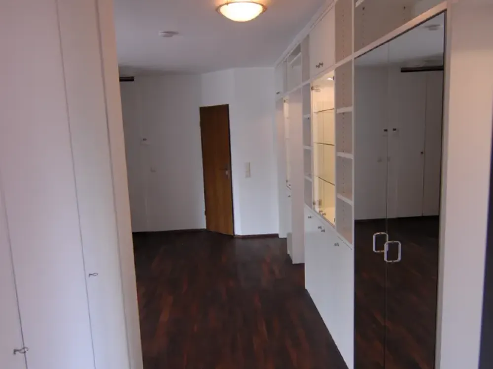 Vollständig renovierte 5-Zimmer-Maisonette-Wohnung mit Balkon in Meerbusch