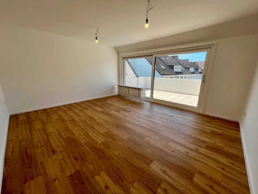 Kernsanierte 4-Zimmer-Dachgeschosswohnung mit Südbalkon u. Garage