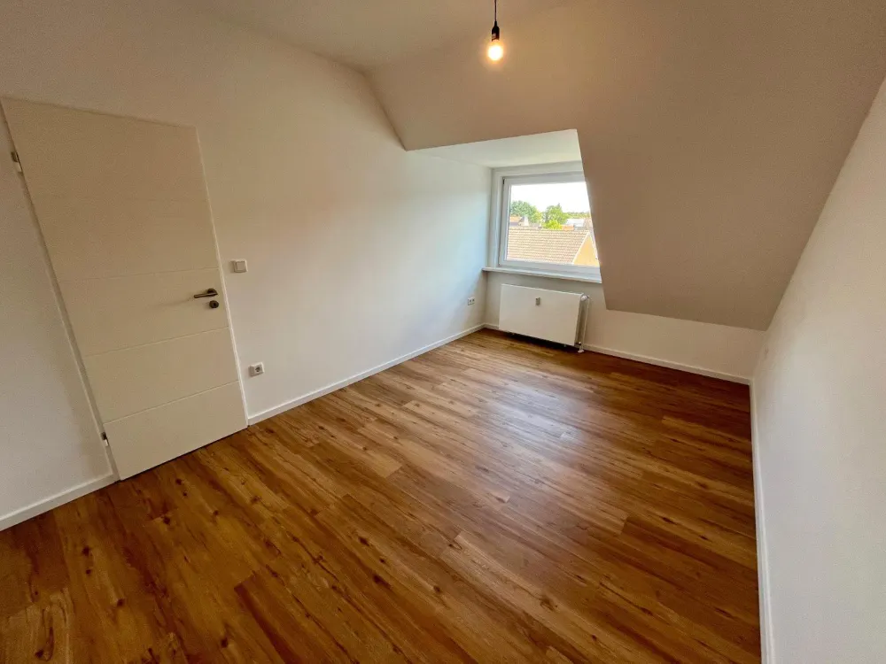 Kernsanierte 4-Zimmer-Dachgeschosswohnung mit Südbalkon u. Garage