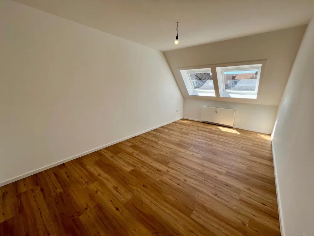 Kernsanierte 4-Zimmer-Dachgeschosswohnung mit Südbalkon u. Garage