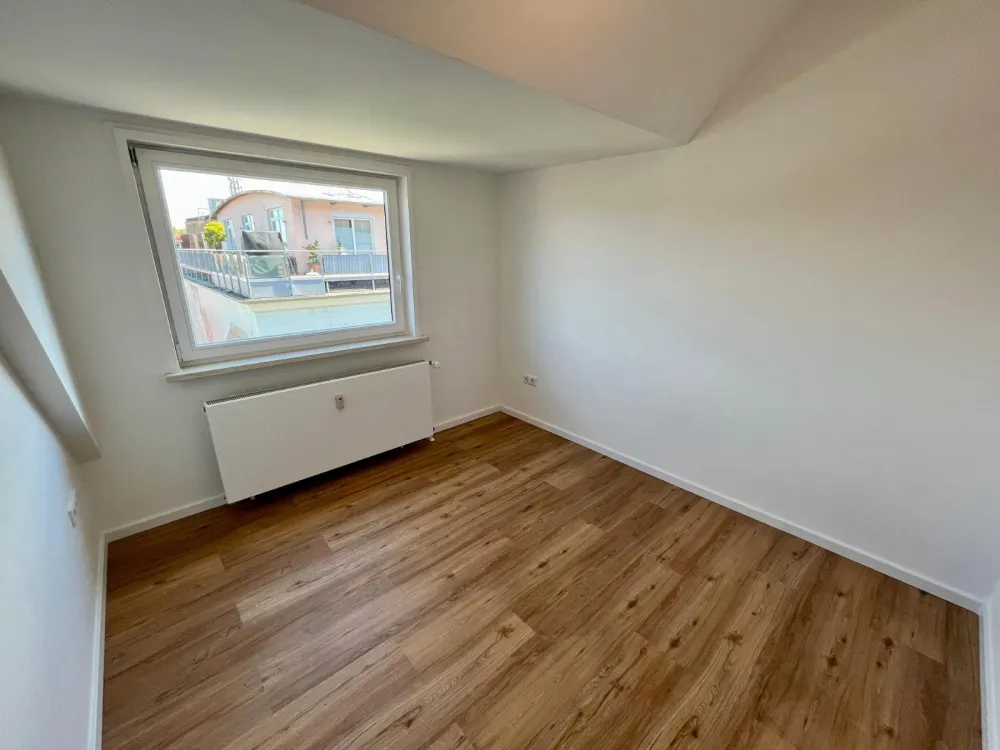 Kernsanierte 4-Zimmer-Dachgeschosswohnung mit Südbalkon u. Garage