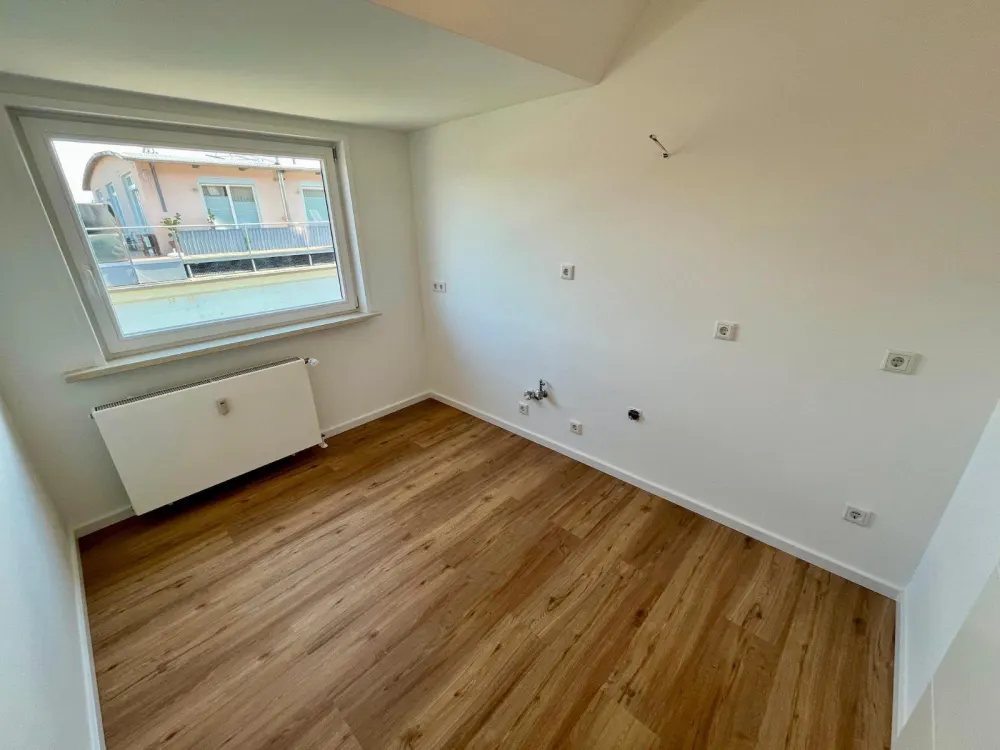Kernsanierte 4-Zimmer-Dachgeschosswohnung mit Südbalkon u. Garage