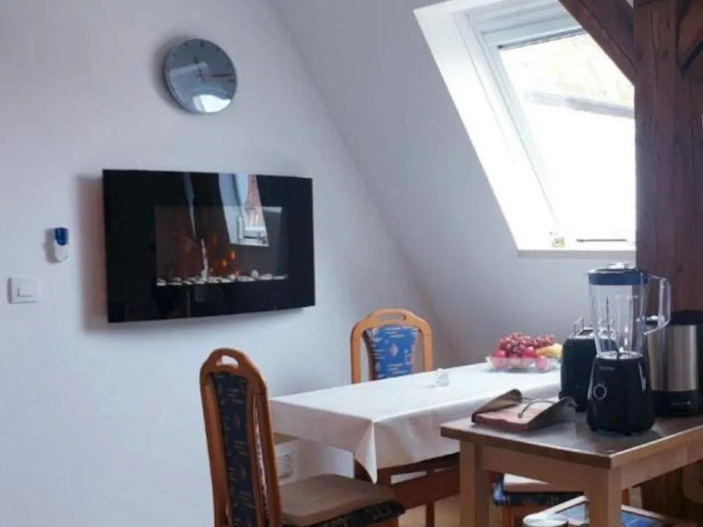 35 m2 teilmöblierte Wohnung mit eigener Küche & Bad, Lindenau, a
