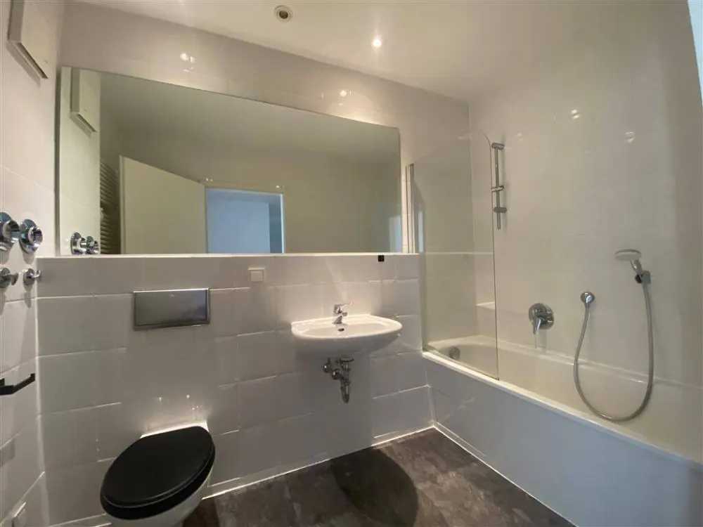 Gohlis* tolle 2,5 Zimmer-DG-Whg. * Parkett* Bad mit Wanne + Dusche* * Aufzug* EBK*Wandschränke