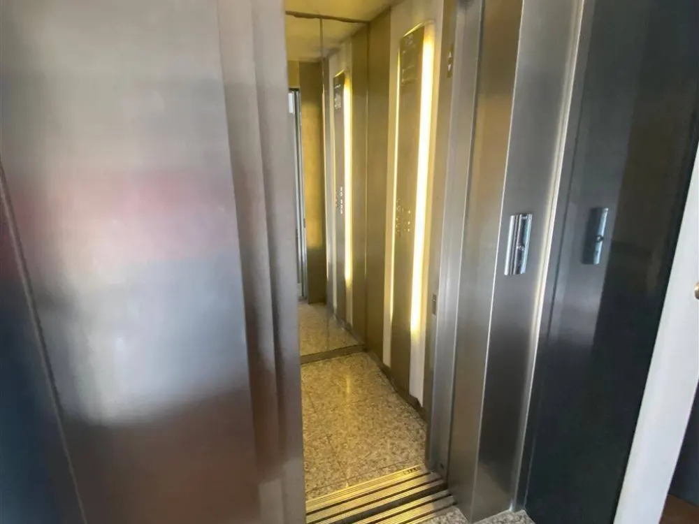 Gohlis* tolle 2,5 Zimmer-DG-Whg. * Parkett* Bad mit Wanne + Dusche* * Aufzug* EBK*Wandschränke