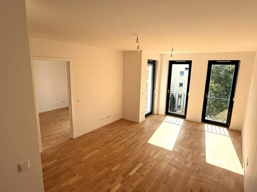 Erstbezug/Neubau: Helle 2-Zimmer-Neubauwohnung mit Südwest-Balkon und Eichenparkett