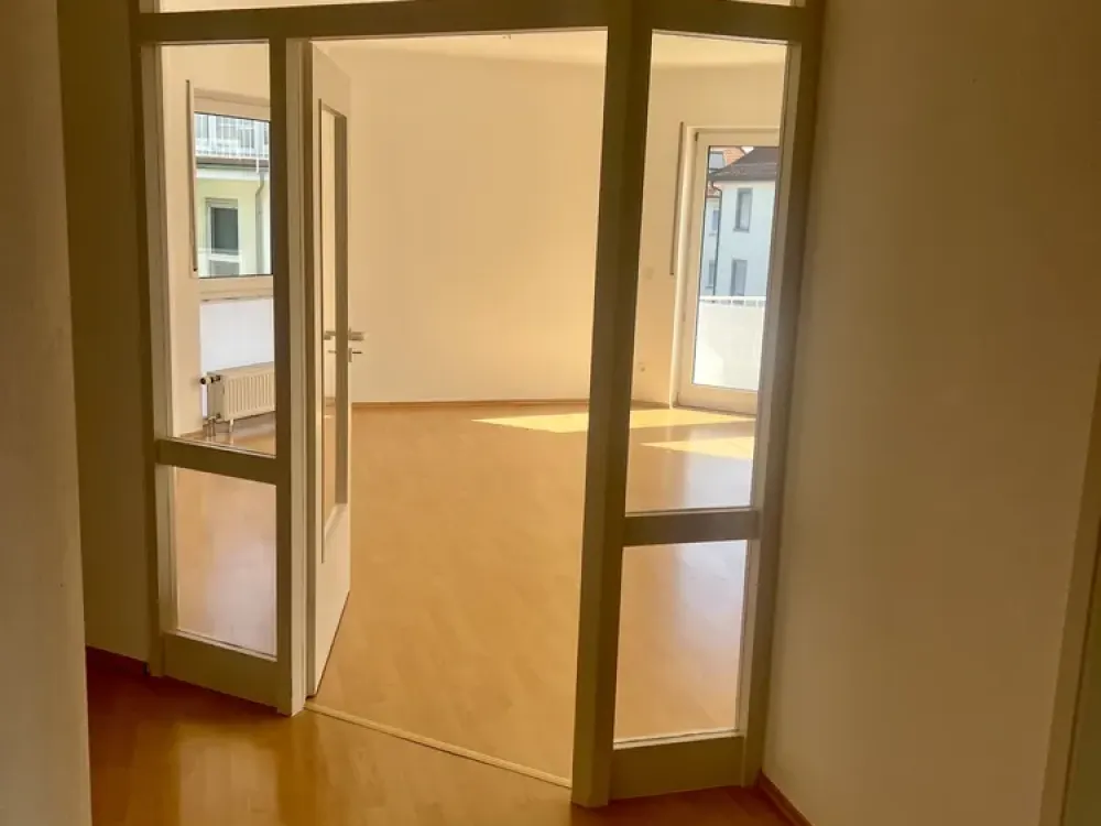 Provisionsfrei vom Eigentümer: helle 2-Zimmer-Wohnung mit 2 Balkonen und Einbauküche
