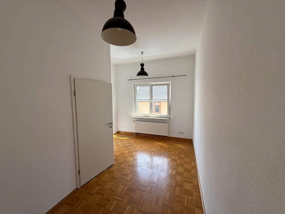 Helle 4,5-Zimmer-Wohnung mit Parkett und Küche auf 89 m² im 1. Stock in Frankfurt