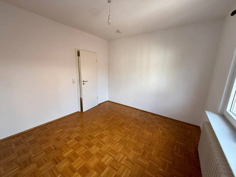 Helle 4,5-Zimmer-Wohnung mit Parkett und Küche auf 89 m² im 1. Stock in Frankfurt