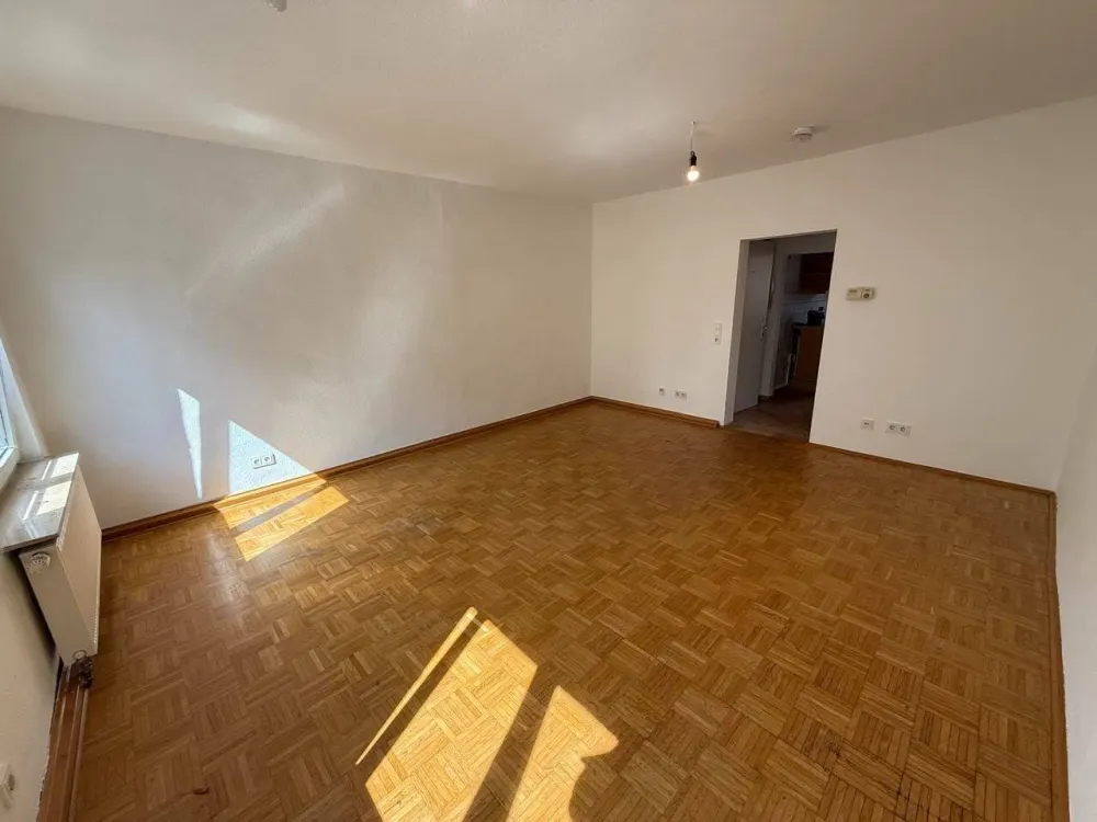 Helle 4,5-Zimmer-Wohnung mit Parkett und Küche auf 89 m² im 1. Stock in Frankfurt