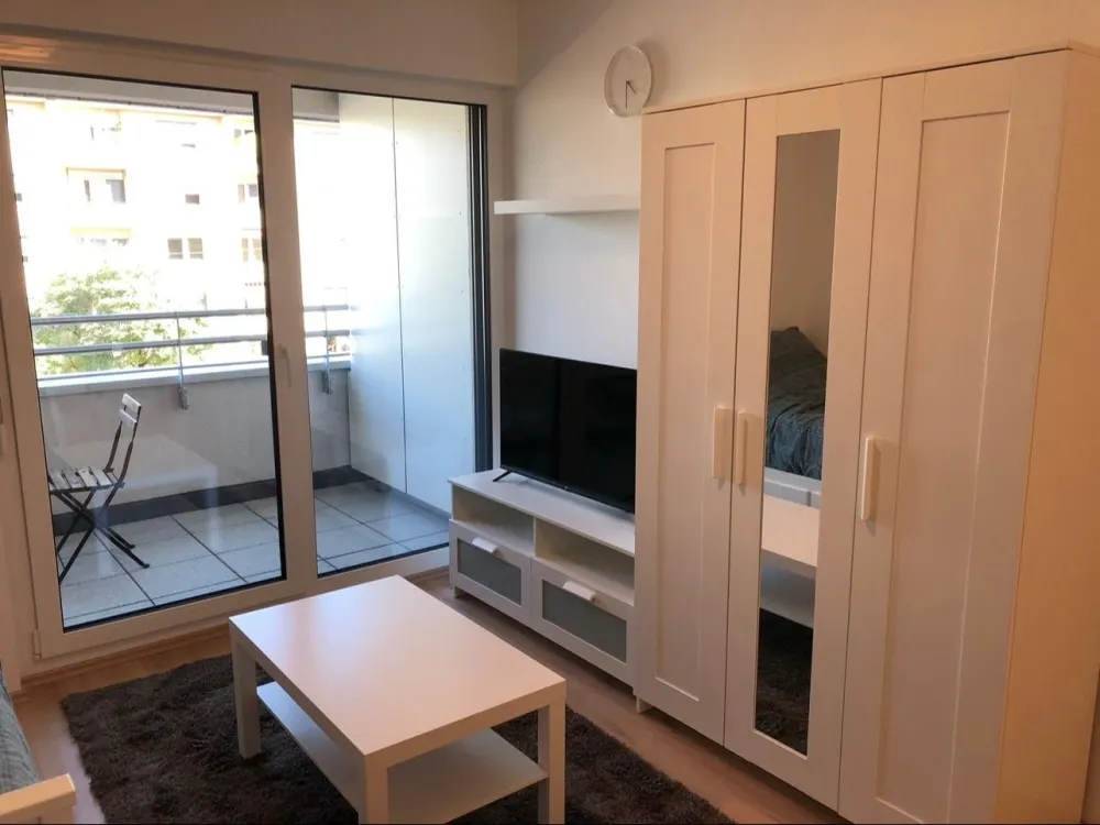 Geschmackvolle 1 Raum Wohnung mit Balkon - voll möbliert