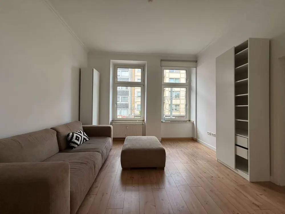 Freshly Renovated 2.5-Room Apartment with Large Terrace & Fitted Kitchen