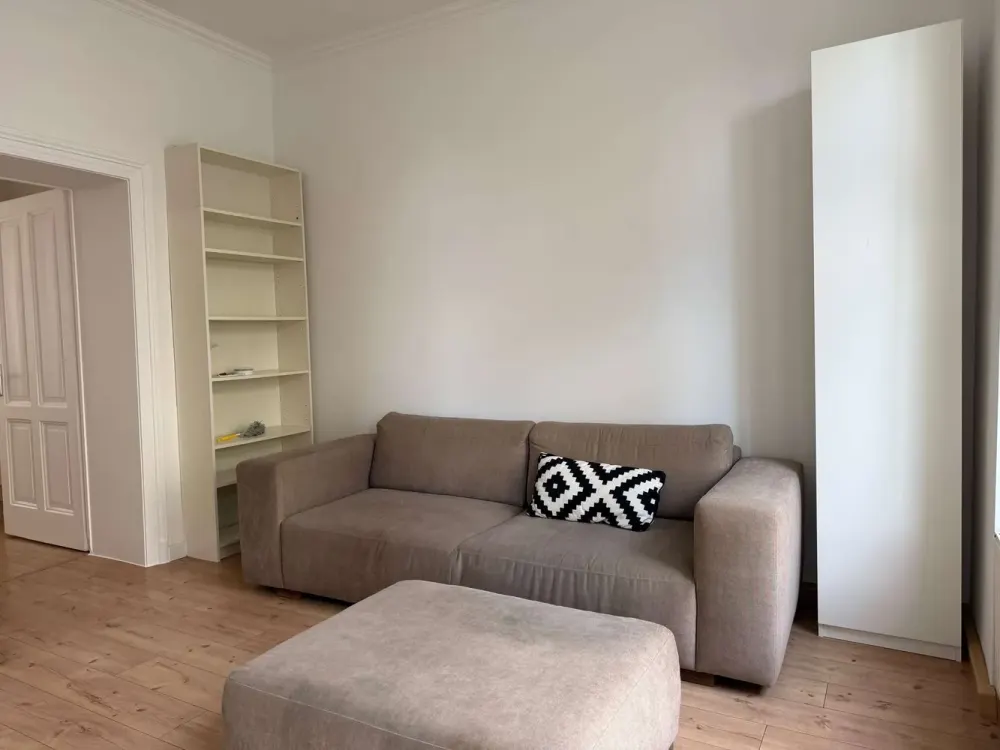 Freshly Renovated 2.5-Room Apartment with Large Terrace & Fitted Kitchen