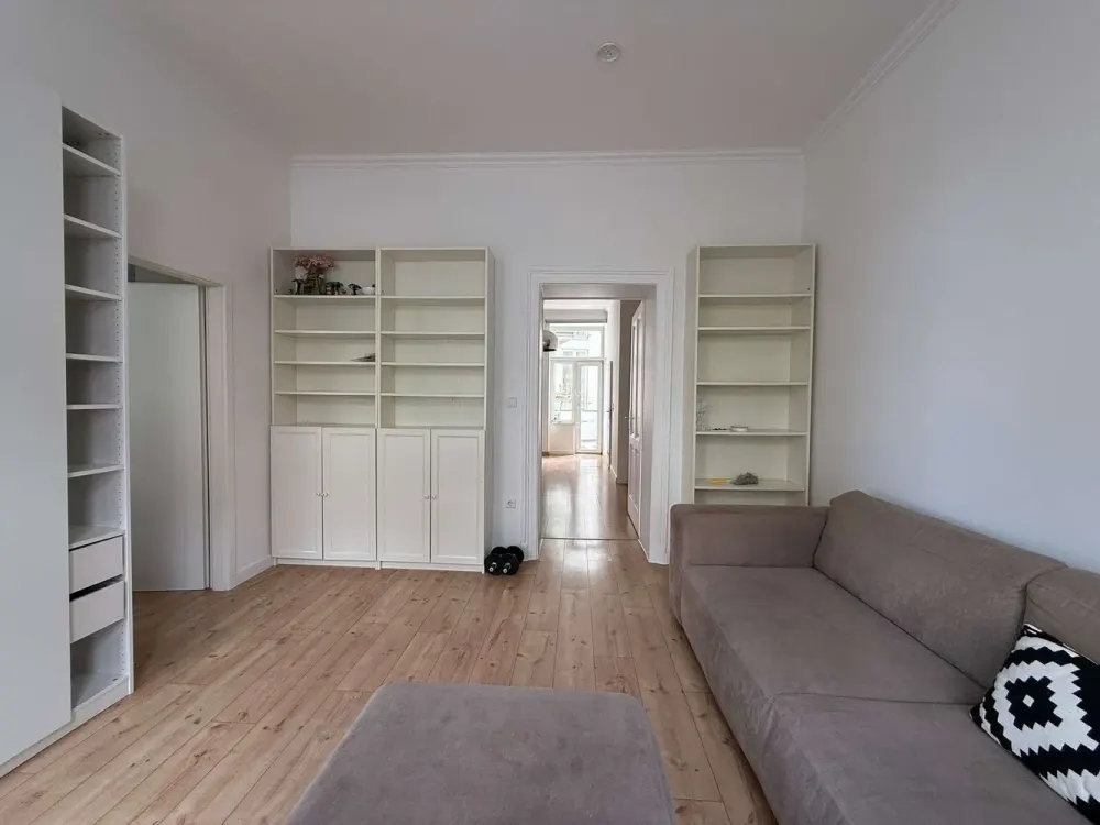 Freshly Renovated 2.5-Room Apartment with Large Terrace & Fitted Kitchen