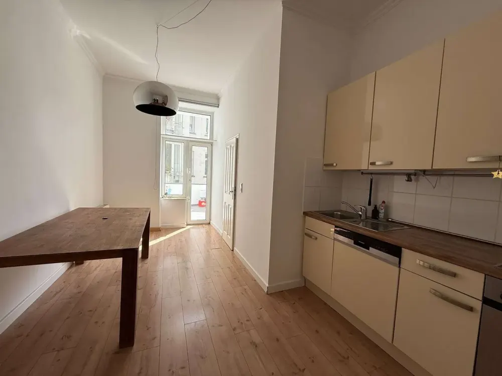 Freshly Renovated 2.5-Room Apartment with Large Terrace & Fitted Kitchen