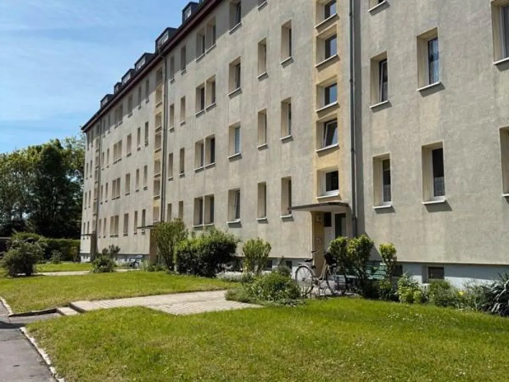 Charming 3-Room Apartment Seeks New Tenant!