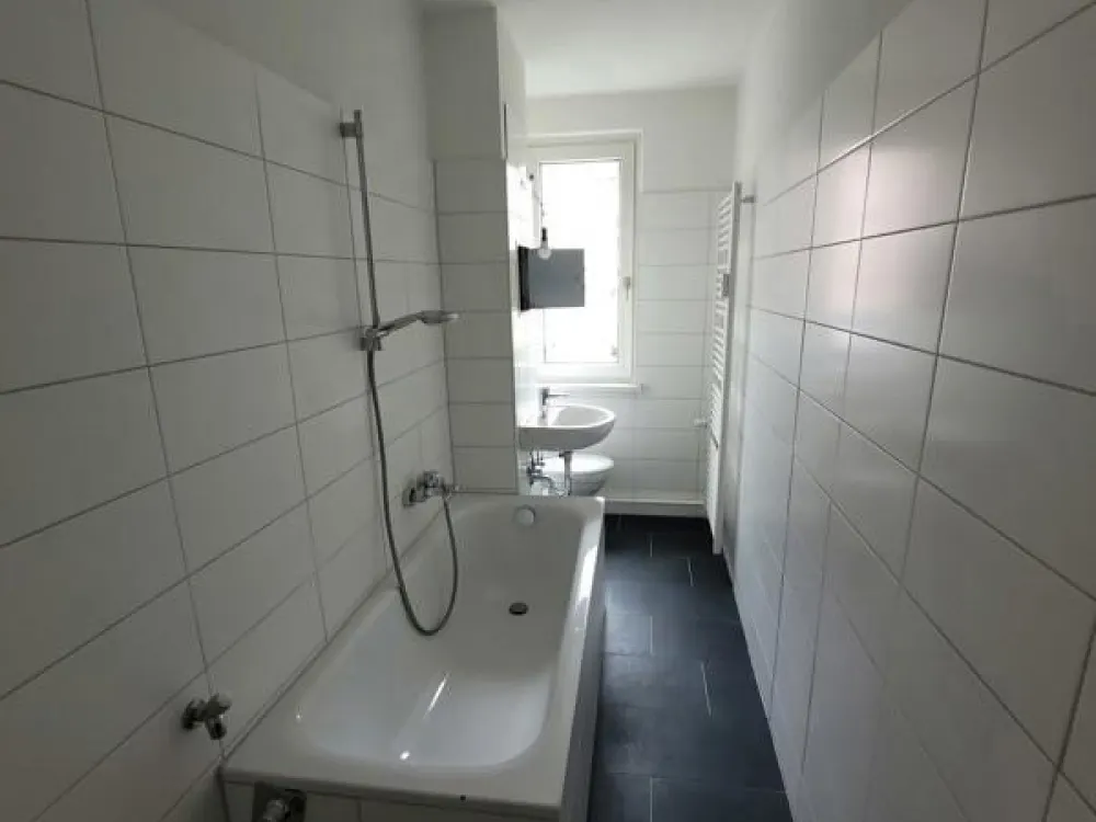 Charming 3-Room Apartment Seeks New Tenant!