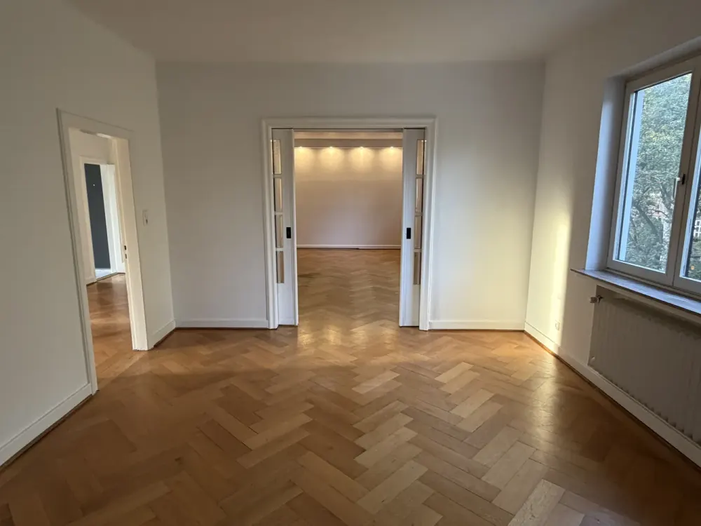 Modernized, bright 4-room old building apartment with balcony in prime location