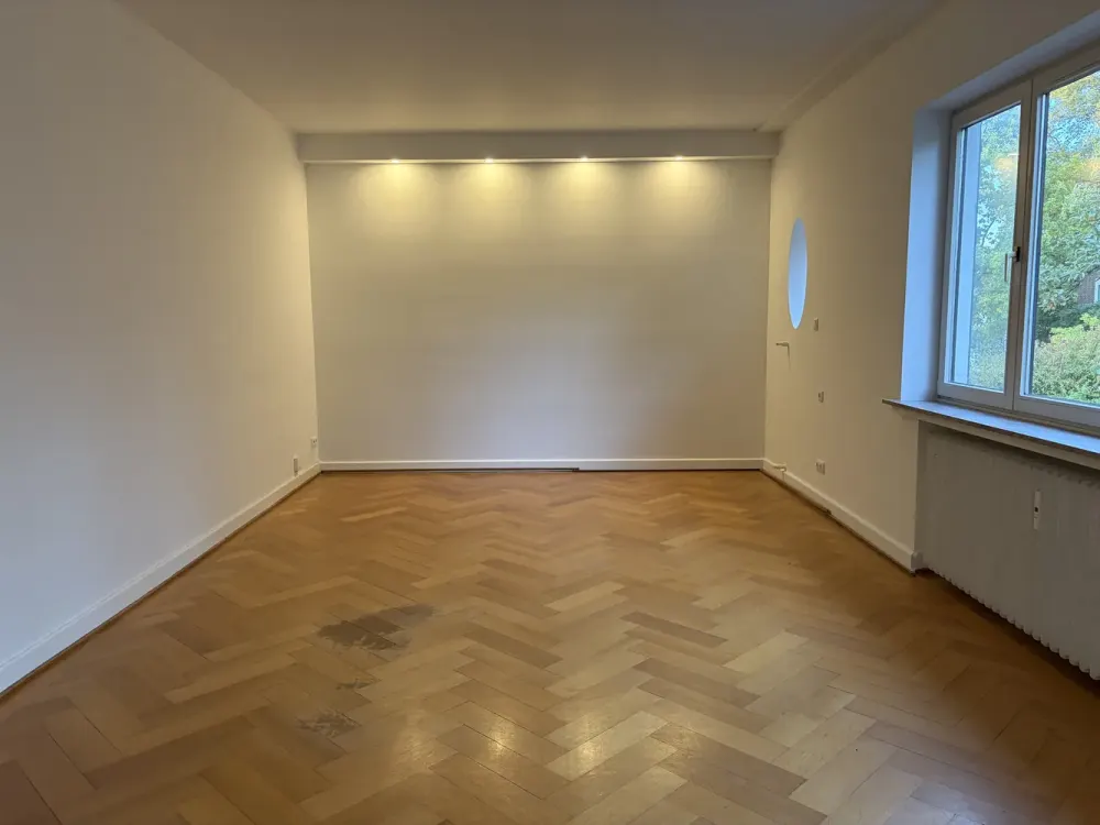 Modernized, bright 4-room old building apartment with balcony in prime location
