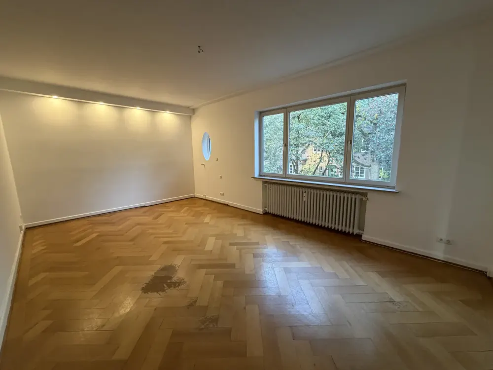 Modernized, bright 4-room old building apartment with balcony in prime location