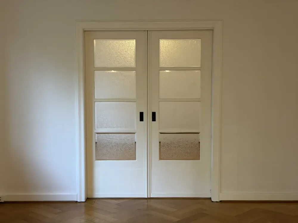 Modernized, bright 4-room old building apartment with balcony in prime location