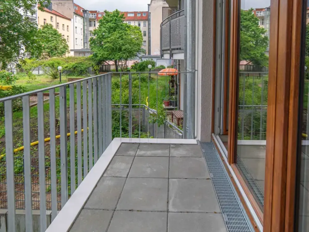 Bright Studio Apartment in the Courtyard Building Apt 211