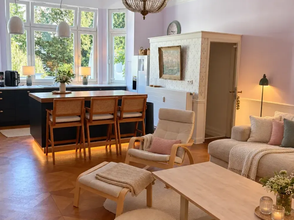 Old Building with Stucco: approx. 200 m², 6 Rooms, Garden & Sauna in the District