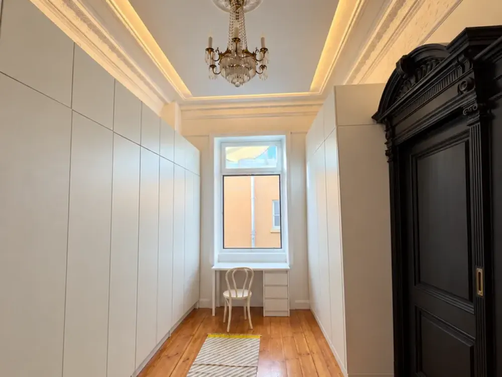 Old Building with Stucco: approx. 200 m², 6 Rooms, Garden & Sauna in the District